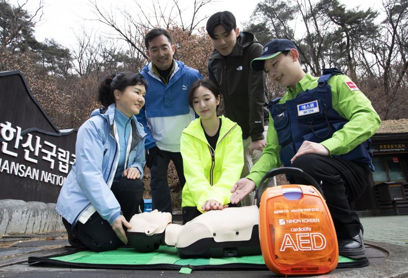에스원 직원이 공원 관계자에게 AED 사용법을 안내하고 있다. 에스원 제공