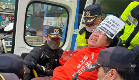 11일 경찰에 따르면 서울 혜화경찰서는 이날 이형숙 서울장애인차별철폐연대 공동대표를 공무집행방해 혐의로 입건했다. /사진=전국장애인차별철폐연대 제공