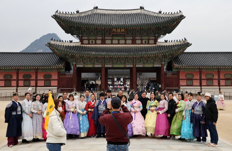 한국을 찾은 외국인 관광객들이 지난달 11일 오전 서울 종로구 경복궁에서 한복을 입고 기념촬영을 하고 있다. 사진=뉴시스