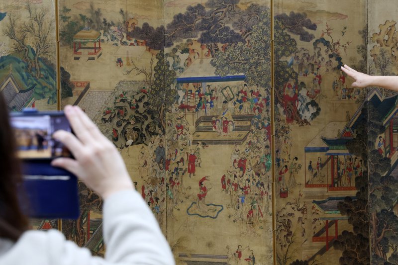 [서울=뉴시스] 박진희 기자 = 박지선 정재문화재보존연구소 대표가 11일 서울 동작구 정재문화재보존연구소에서 독일 라이프치히그라시민족학박물관(Lontine Meijer-van Mensch) 소장품인 조선시대 회화 '곽분양행락도(郭汾陽行樂圖)' 보존 성과 언론공개회에 참석하여 보존처리 전과정을 설명하고 있다. 이번 공개회는 재단의 ‘국외문화유산 보존복원 및 활용 지원사업’의 일환으로 2022년 11월 착수된 이래 지난 15개월간 정재문화재보존연구소에서 보존처리 진행 과정을 정리해 소개하는 것이다. 2024.03.11. pak7130@