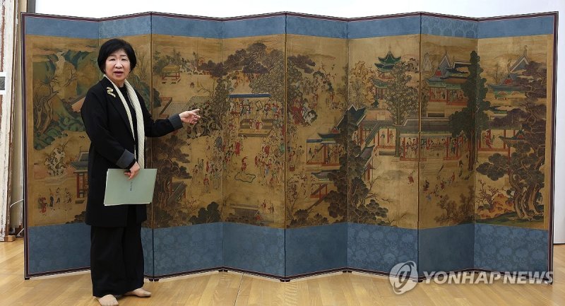 조선시대 병풍 '곽분양행락도' 공개 조선시대 병풍 '곽분양행락도' 공개 (서울=연합뉴스) 김주형 기자 = 김정희 국외소재문화재재단 이사장이 11일 오전 서울 동작구에 있는 정재문화재보존연구소에서 보전처리를 마친 조선시대병풍 '곽분양행락도'를 소개하고 있다. 2024.3.11 kjhpress@yna.co.kr (끝)