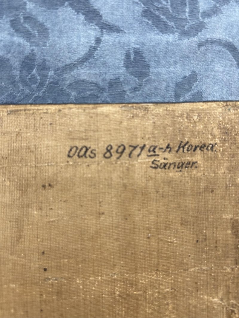 그림 상단에 적힌 'Korea' (서울=연합뉴스) 김예나 기자 = 11일 오전 서울 동작구에 있는 정재문화재보존연구소에서 조선시대 병풍 '곽분양행락도'가 보존 처리 작업 과정을 마친 뒤 공개되고 있다. 사진은 그림 상단에 적힌 소장품 정보 흔적. 2024.3.11 yes@yna.co.kr