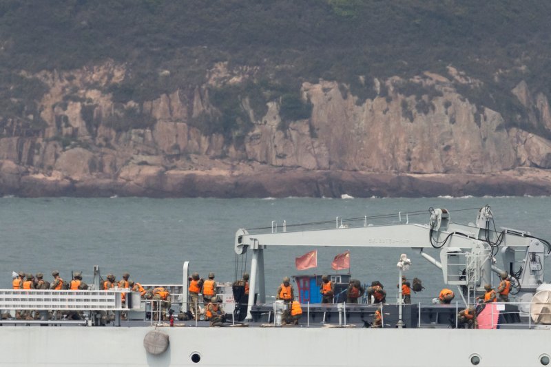 지난달 8일(현지시간) 대만해협 북부 마쭈열도와 가까운 중국 푸젠성 푸저우 해역에서 중국 전함 병사들이 대만을 포위하는 훈련을 벌이고 있다. 로이터 뉴스1