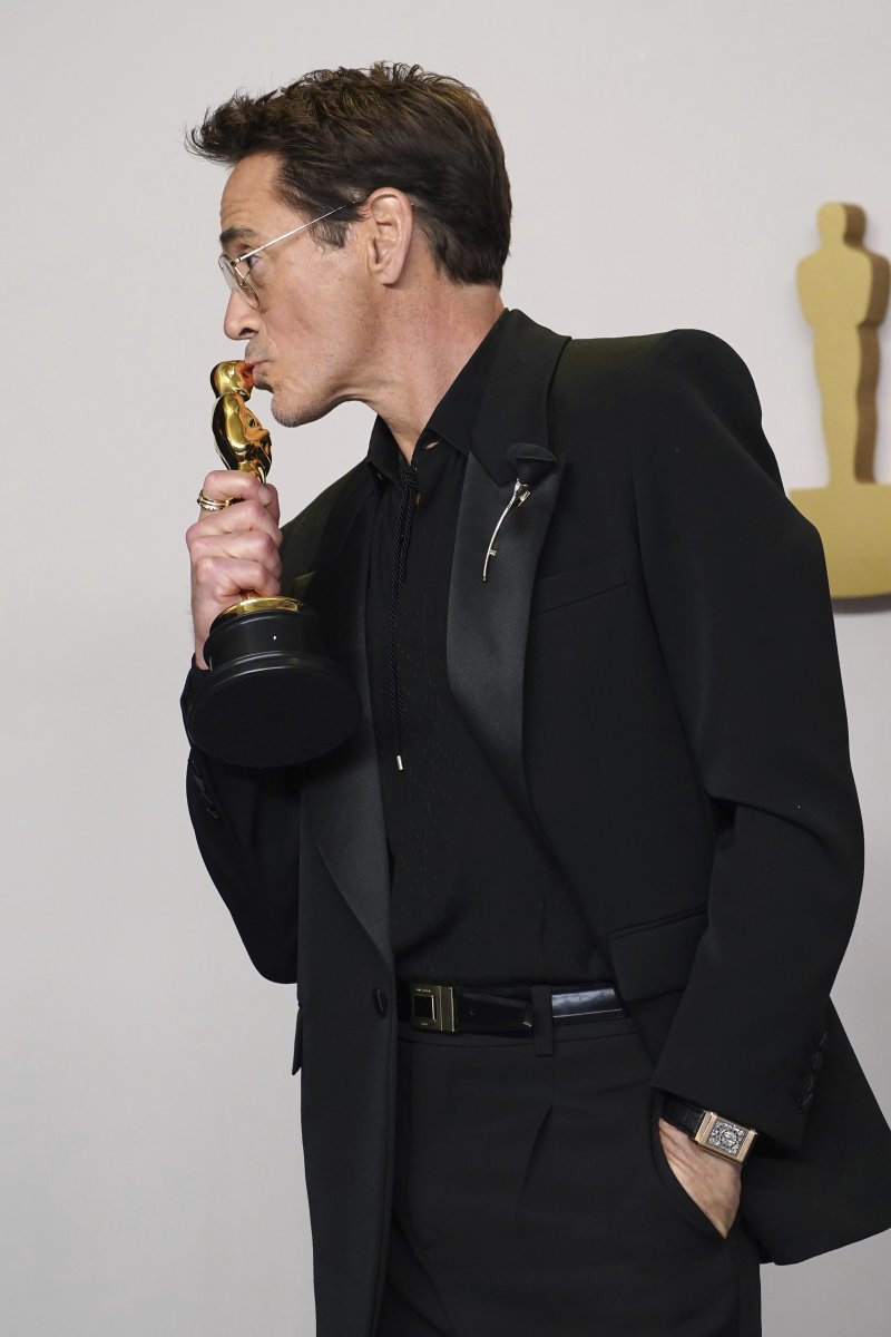 [로스앤젤레스=AP/뉴시스] 배우 로버트 다우니 주니어가 10일(현지시각) 미 캘리포니아주 로스앤젤레스의 돌비극장에서 열린 제96회 아카데미 시상식에서 영화 '오펜하이머'로 남우조연상을 받은 후 프레스룸에서 트로피에 입 맞추고 있다. 2024.03.11.