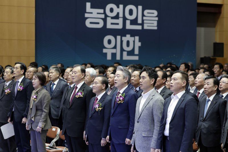 강호동(첫줄 오른쪽에서 세 번째) 신임 농협중앙회 회장이 11일 서울 중구 농협중앙회에서 열린 취임식에서 국민의힘 윤재옥 원내대표(첫줄 오른쪽에서 네 번째) 등 참석자들과 애국가 제창을 하고 있다. 사진=뉴시스
