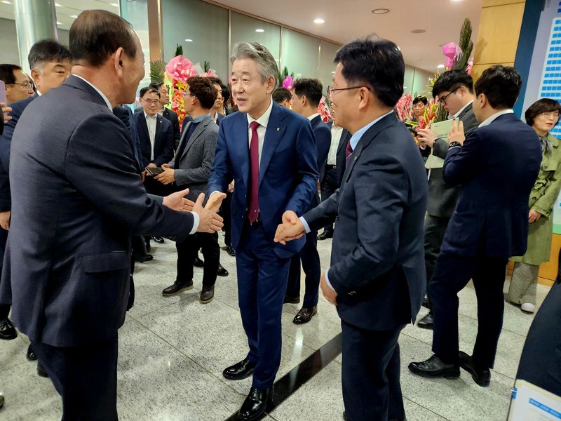 강호동 농업협동조합중앙회장이 11일 서울 서대문구 본점에서 열린 취임식에 앞서 손님들을 맞고 있다. 사진=박문수 기자