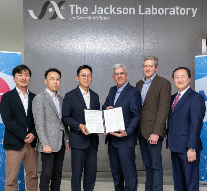 배경훈 LG AI연구원 원장(왼쪽 세번째)이 론 카돈 잭슨랩 최고경영자(CEO·왼쪽 네번째)와 신약·치료제 개발에 활용할 인공지능(AI) 공동 연구개발 협약을 맺고 관계자들과 기념촬영을 하고 있다. LG 제공