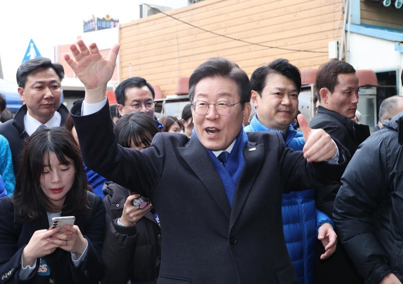 [fn사설] 정책 대결 실종되고 또 막말 범벅 된 선거판