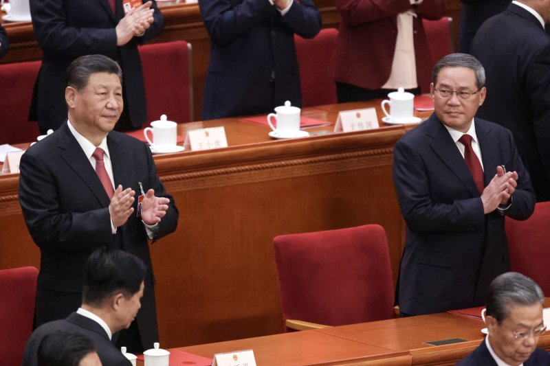 중국의 시진핑(왼쪽) 국가 주석과 리창 총리가 11일 전인대 폐막식에서 박수를 치고 있다. EPA 연합뉴스