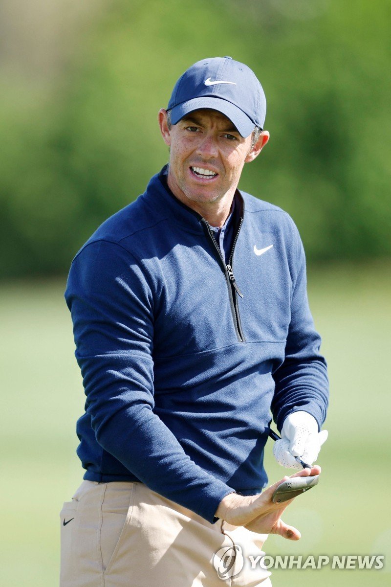 로리 매킬로이 PONTE VEDRA BEACH, FLORIDA - MARCH 11: Rory McIlroy of Northern Ireland uses the practice area prior to THE PLAYERS Championship at TPC Sawgrass on March 11, 2024 in Ponte Vedra Beach, Florida. Cliff Hawkins/Getty Images/AFP (Photo by Cliff Hawkins / GETTY IMAGES NORTH AMERICA / Getty Images