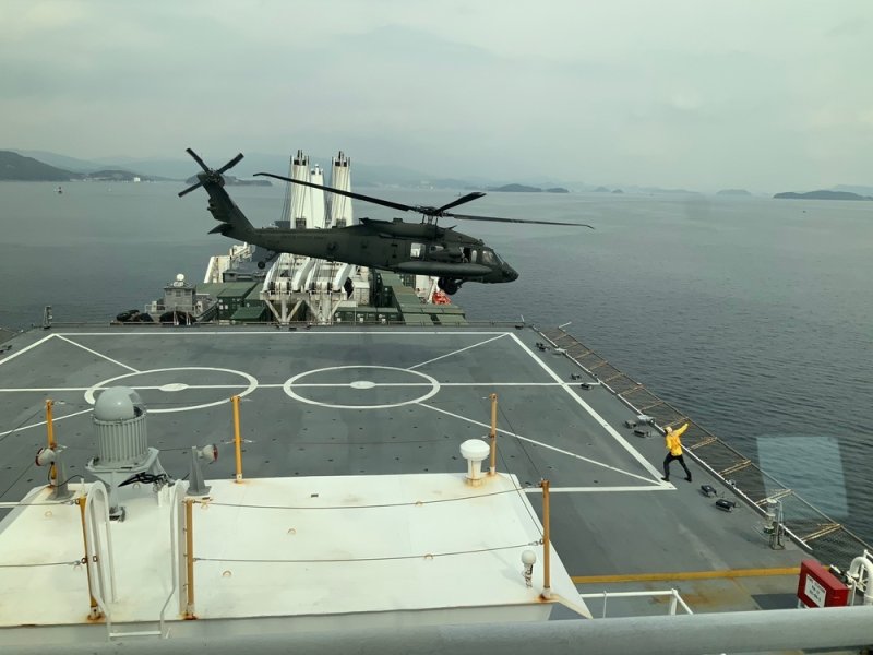 지난 7일 경남 진해 인근 해역에서 운항 중인 미 사전배치물자선 '달'(T-AKR 312)의 갑판에 주한 미 육군 소속 UH-60M '블랙 호크' 헬기가 착륙하고 있다. 6만3000t급인 달은 모두 8척이 건조된 미 해군의 왓슨급 사전배치물자선 중 하나로서 1999년에 취역했다. 왓슨급 사전배치물자선의 길이는 290m, 폭은 32.3m이며, 최고 속력 24노트(시속 약 44.4㎞)로 운항한다. 또 RO-RO(roll-on, roll-off) 함정으로서, 바퀴가 달린 화물을 운반할 수 있도록 설계됐다. 사진=미 국방부 국방영상정보배포