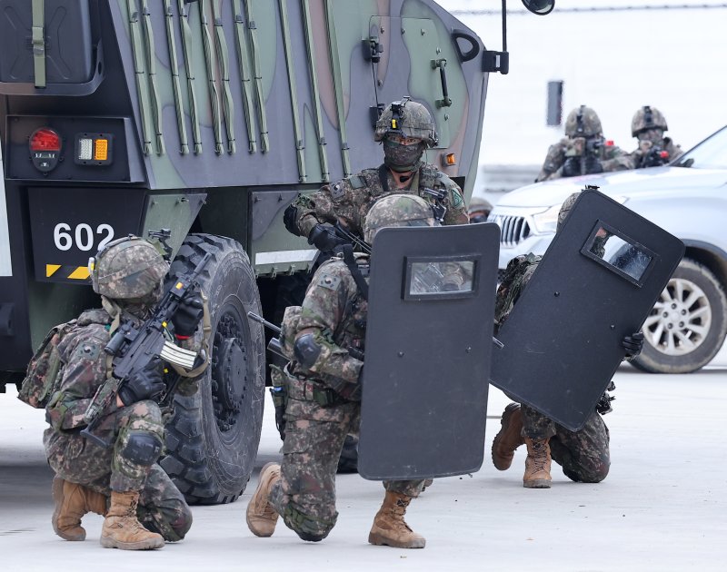 지난 3월 12일 부산항 부산연안여객터미널 부두에서 열린 부산항통합방호훈련이 열리고 있다. 이번 훈련은 육군 53사단 등 17개 기관 200여명이 참여해 부산연안여객터미널 등 중요시설 테러 상황에 대비해 열렸다. 사진=연합뉴스