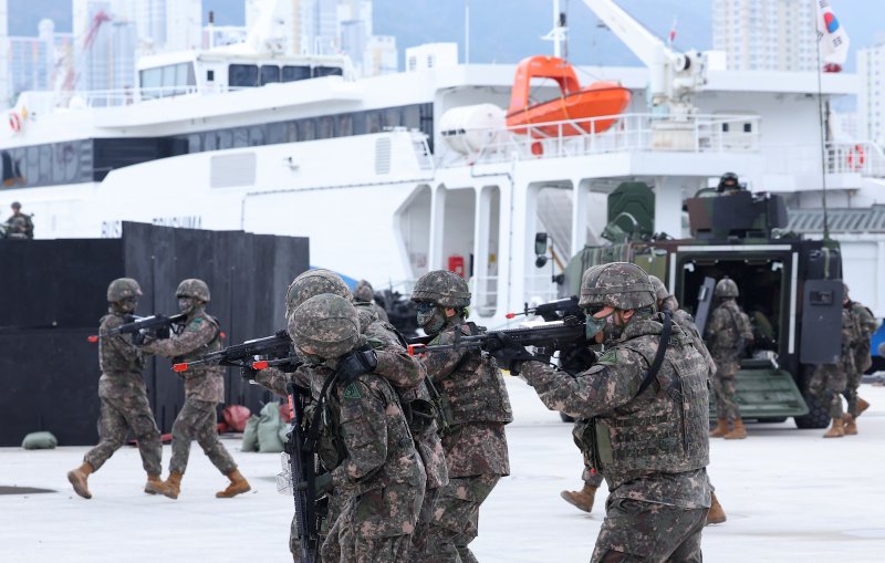 지난 3월 12일 부산항 부산연안여객터미널 부두에서 열린 부산항통합방호훈련이 열리고 있다. 이번 훈련은 육군 53사단 등 17개 기관 200여명이 참여해 부산연안여객터미널 등 중요시설 테러 상황에 대비해 열렸다. 사진=연합뉴스