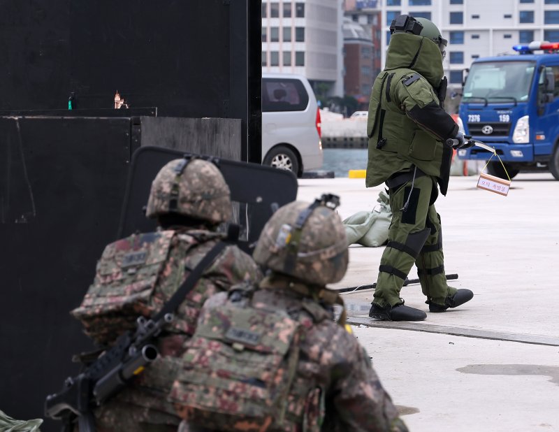 폭발물 제거. 지난 3월 12일 부산항 부산연안여객터미널 부두에서 열린 부산항통합방호훈련이 열리고 있다. 이번 훈련은 육군 53사단 등 17개 기관 200여명이 참여해 부산연안여객터미널 등 중요시설 테러 상황에 대비해 열렸다. 사진=연합뉴스