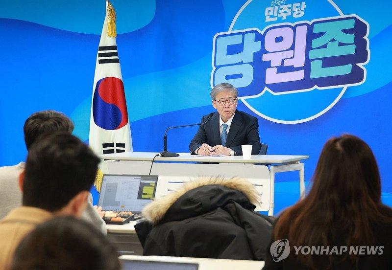 민주, 이재명 계양을 단수 공천…원희룡과 '명룡 대전' 확정 민주, 이재명 계양을 단수 공천…원희룡과 '명룡 대전' 확정 (서울=연합뉴스) 한종찬 기자 = 임혁백 더불어민주당 공천관리위원장이 2일 서울 여의도 중앙당사에서 10차 심사 결과를 발표하고 있다. 더불어민주당은 이날 이재명(초선·인천 계양을) 대표와 조정식(5선·경기 시흥을) 사무총장 등을 현 지역구에 단수 공천했다.2024.3.2 saba@yna.co.kr (끝)