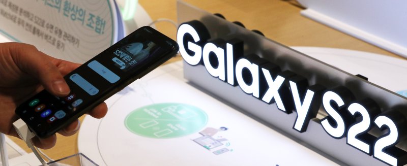 [서울=뉴시스] 백동현 기자 = 7일 오전 서울 시내 한 가전 매장에서 고객이 갤럭시S22 시리즈를 살펴보고 있다. 전날 삼성전자에 따르면 갤럭시S22 시리즈가 출시 6주 만에 국내 판매량 100만 대를 넘어설 것으로 전망된다고 밝혔다. 2022.04.07. livertrent@newsis.com