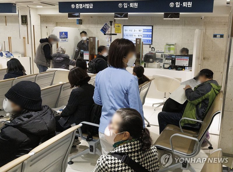 지난 11일 오후 서울 영등포구 뇌혈관전문 명지성모병원을 찾은 시민들을 이 병원 관계자가 안내하고 있다. 연합뉴스 제공