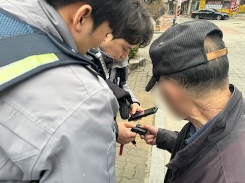 광나루지구대 소속 경찰관들이 지문스캐너 시스템을 활용해 박 모 할아버지의 신원과 주소 등을 확인하고 있다. 광진경찰서 제공