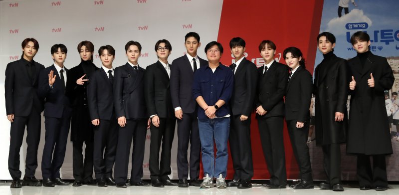 [서울=뉴시스] 김혜진 기자 = 그룹 세븐틴, 나영석 PD(왼쪽에서 여덟 번째)이 3일 오후 서울 강남구 엘리에나 호텔에서 열린 tvN 예능 프로그램 '나나투어 with 세븐틴' 제작발표회에서 포즈를 취하고 있다. 2024.01.03. jini@newsis.com