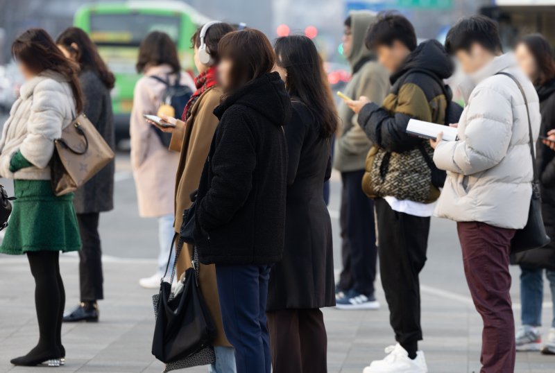 꽃샘추위가 찾아온 8일 오전 서울 세종대로 광화문사거리에서 출근길 시민들이 발걸음을 재촉하고 있다. 뉴스1