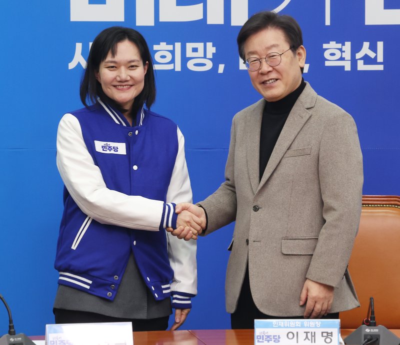 이재명 더불어민주당 대표가 19일 서울 여의도 국회에서 열린 23, 24, 25차 인재 영입 환영식에서 김남희 변호사와 기념촬영을 하고 있다. 2024.2.19/뉴스1 ⓒ News1 송원영 기자