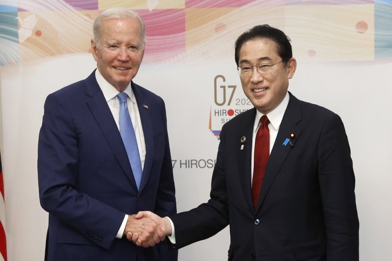 조 바이든 미국 대통령(왼쪽)과 기시다 후미오 일본 총리가 주요 7개국(G7) 정상회의를 하루 앞뒀던 지난해 5월 18일 별도 양자 회담을 가지기 전 악수하고 있다. 뉴시스