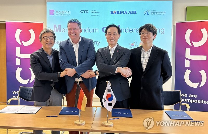 부산시·에어버스·대한항공, 미래 항공산업 협력 부산시·에어버스·대한항공, 미래 항공산업 협력 (부산=연합뉴스) 지난 12일(현지시간) 오후 독일 슈타데시에 위치한 에어버스 CTC 본사에서 부산시, Airbus CTC, 대한항공, 부산테크노파크가 '부산 미래항공산업 육성 협력 업무협약'을 체결했다. 행사에는 신창호 부산시 디지털경제혁신실장, 정현보 대한항공 상무, 부산테크노파크 미래수송기기기술단장 등이 참석했다. 2024.3.13 [부산시 제공. 재판매 및 DB 금지] ccho@yna.co.kr (끝)