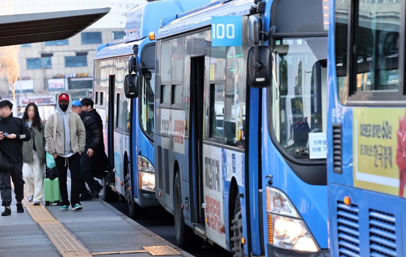 서울시는 지난해 8월 ‘장애인 버스요금’ 지원을 시작한 이후 6개월간 66만명에게 총 150억원을 지원했다. 서울 시내 한 버스정류장에서 시민들이 버스를 이용하고 있다. 뉴시스