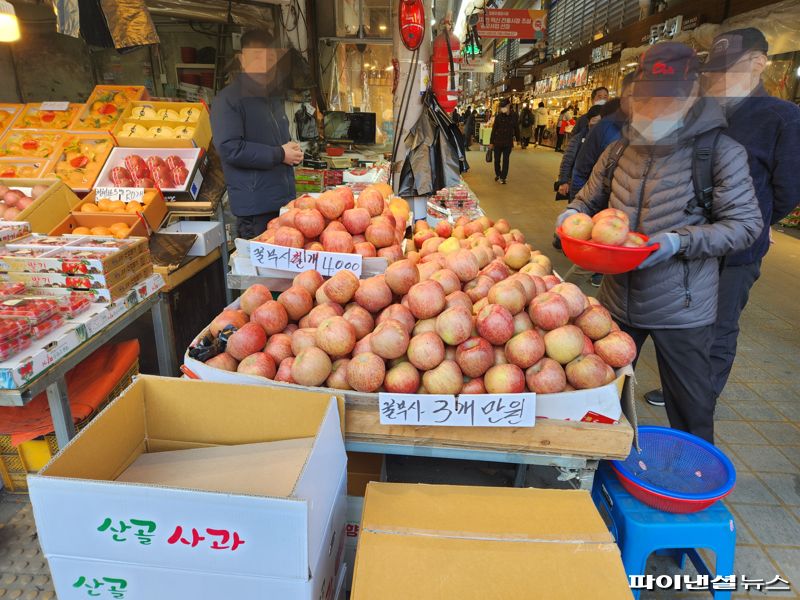 13일 서울 동대문구 청량리청과물시장에서 사람들이 사과를 고르고 있다./사진=김동규 기자