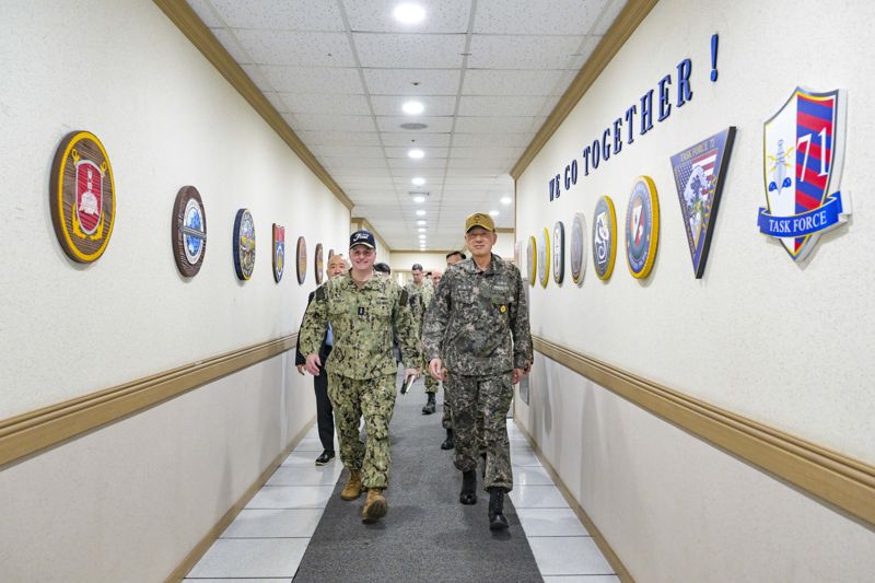 최성혁 해군작전사령관과 프레드 케이처 미 해군 7함대사령관이 13일 연합해군구성군사령부 FS 연습에 대해 논의하며 해군작전사령부 작전지휘소를 걷고 있다. 해군 제공