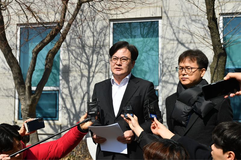 수사 의뢰서를 제출한 뒤 언론인들과 대화하고 있는 김병수 김포시장. /김포시 제공