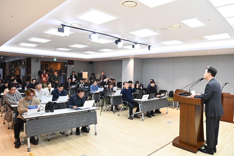 김태흠 충남도지사(맨 오른쪽)가 13일 충남도청 프레스센터에서 기자회견 열고 최근 불거진 충남아산FC 유니폼 색깔 논란에 대한 입장을 밝히고 있다.