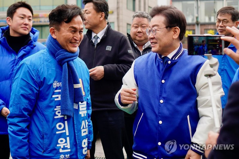 더불어민주당 이재명 대표가 12일 서울 동작을에 출마하는 류삼영 후보와 남성사계시장을 방문하고 있다. 연합뉴스