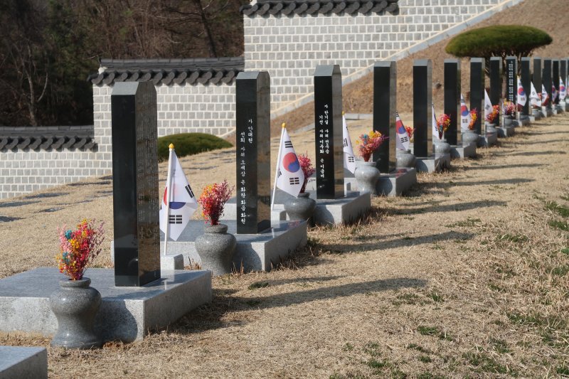 3·15민주묘지에 플라스틱 조화 대신 '친환경 꽃'으로 헌화