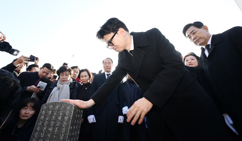 '민주당 텃밭'에서 사전투표하는 국힘 인사들..노림수는?