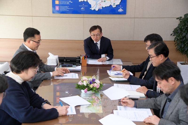 광주광역시는 13일 고광완 행정부시장(사진 가운데) 주재로 지역 경제 활성화를 위한 '신속 집행 점검회의'를 열고, 올 1분기 신속 집행 추진 상황과 실국별 집행 부진 사업에 대한 사유와 대책을 논의했다. 광주광역시 제공