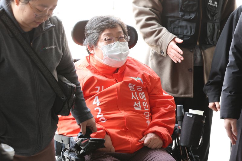 '지하철 시위 중 경찰 폭행' 전장연 활동가 영장 기각
