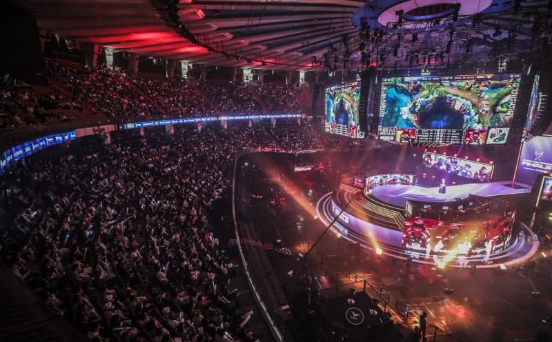 [서울=뉴시스] 김근수 기자 = 2023 LCK 스프링 결승전이 열리는 9일 오후 서울 송파구 잠실실내체육관에서 관중들이 경기를 관람하고 있다. 2023.04.09. ks@newsis.com