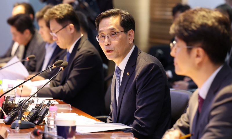 한훈 농림축산식품부 차관(오른쪽 두번째)이 13일 서초구 한국식품산업협회에서 열린 가공식품 물가안정을 위한 식품업계 간담회에서 인사말을 하고 있다. 뉴스1