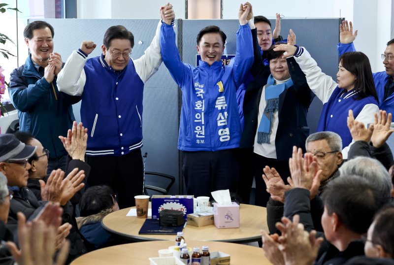 이재명 더불어민주당 대표가 13일 서울 동작을에 출마한 류삼영 후보 사무실을 방문, 선거 승리를 외치면서 지지를 호소하고 있다.