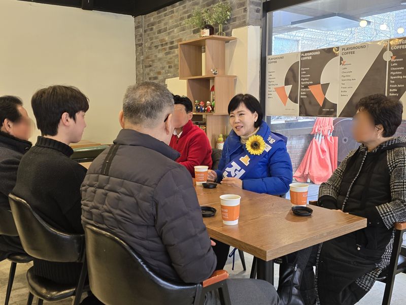 10일 서울 성동구 소재 카페에서 행당시장 상인들이 전현희 더불어민주당 후보와 간담회를 갖고 있다. 사진=최아영 기자