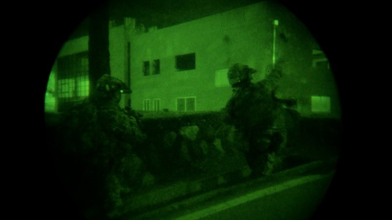 국방부가 13일 한미 연합 특수타격훈련 모습을 공개했다. 사진은 한미 특수전부대 대원들이 건물 진입을 위해 통로를 개척하는 모습. 사진=국방부 제공