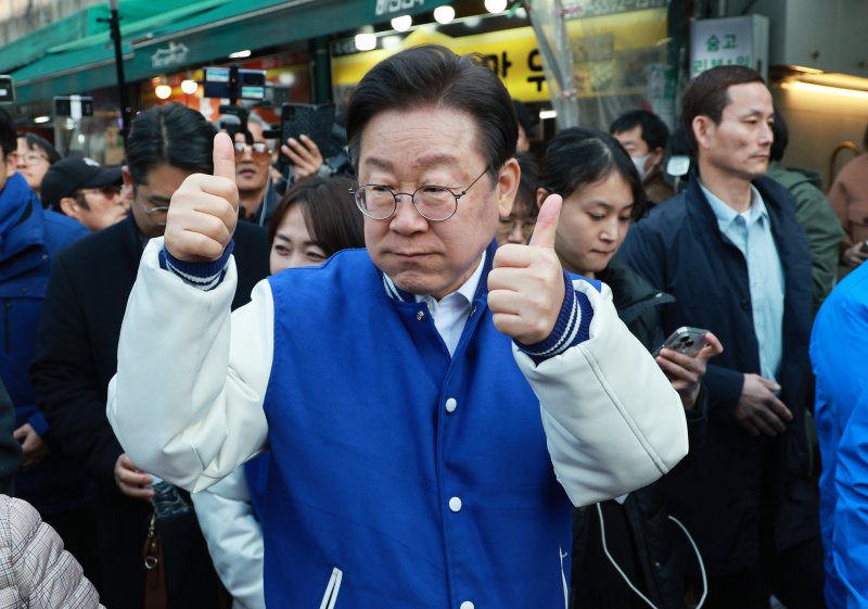 이재명 더불어민주당 대표가 4·10 총선을 앞두고 13일 오후 서울 용산구 용문시장을 방문해 시민들에게 인사를 하고 있다. 사진=뉴시스화상