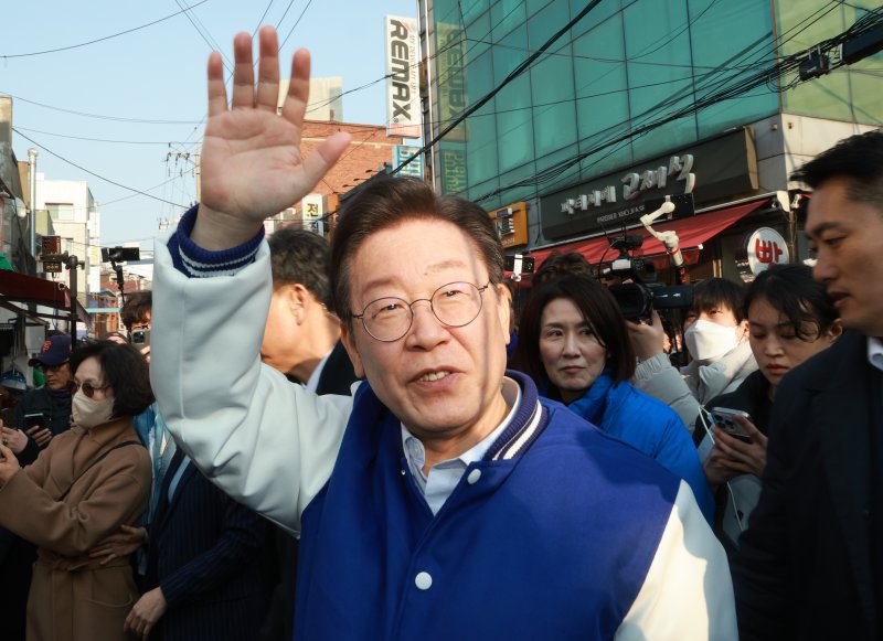 이재명 더불어민주당 대표가 4·10 총선을 앞두고 13일 오후 서울 용산구 용문시장을 방문해 시민들에게 인사를 하고 있다. 사진=뉴시스화상