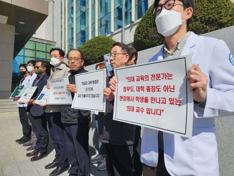 전북대 찾은 이주호 부총리… 의대 교수진은 침묵 시위