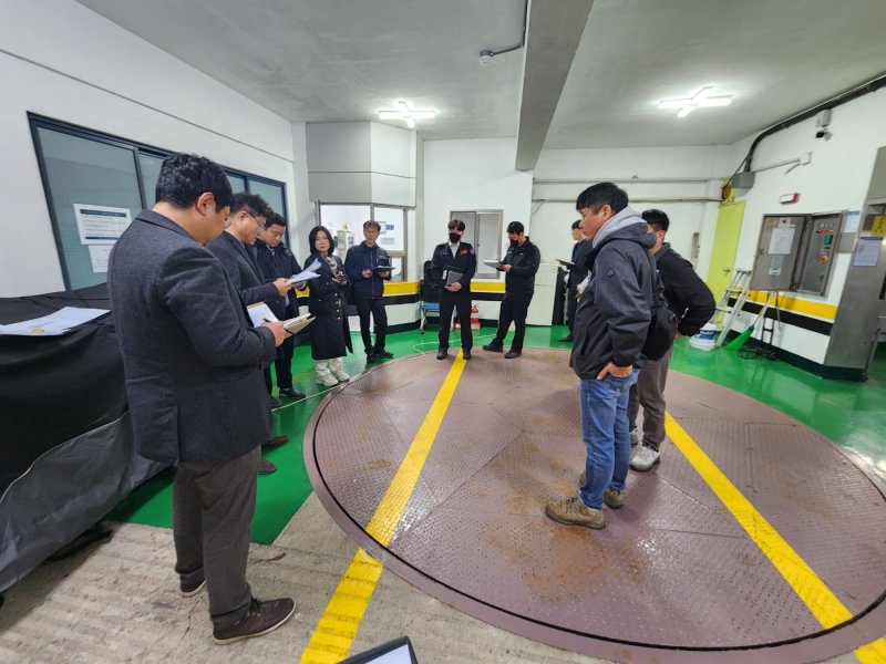 지난 6일 전남 목포시의 한 빌딩에서 한국교통안전공단 관계자 등이 기계식 주차장 안전관리 이행 실태에 대한 합동 점검을 실시하고 있다. 한국교통안전공단 제공