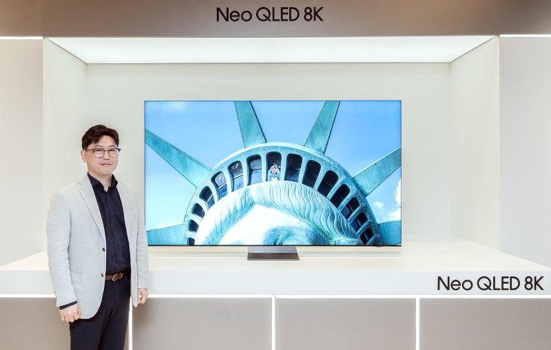 용석우 삼성전자 영상디스플레이사업부장 사장이 13일 서울 서초구 삼성전자 서초사옥에서 열린 TV 신제품 공개행사인 '언박스 & 디스커버 2024'에서 2024년형 Neo QLED 8K TV를 소개하고 있다. 삼성전자 제공