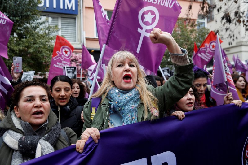 국제여성의날을 닷새 앞 둔 지난 3일(현지시간) 튀르키예 이스탄불에서 성에 기초한 모든 폭력과 여성 살해에 반대하는 시위대가 구호를 외치며 행진하고 있다. 로이터뉴스1