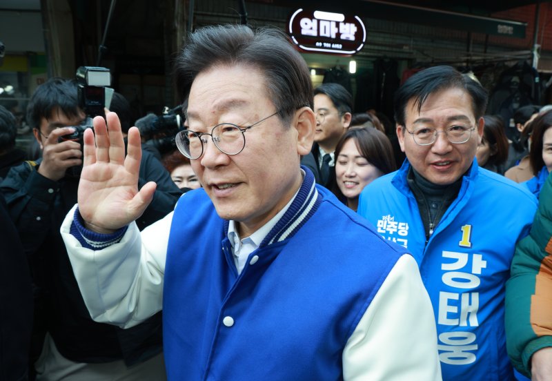 이재명 더불어민주당 대표가 4·10 총선을 앞두고 13일 오후 서울 용산구 용문시장을 방문해 시민들에게 인사를 하고 있다. 뉴시스