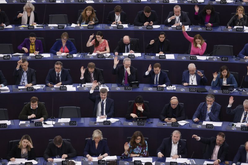 유럽연합(EU) 의회가 13일(현지시간) 세계 최초로 인공지능(AI) 규제법을 제정했다. 이날 프랑스 스트라스부르 유럽의회에서 의원들이 'AI법' 찬반투표를 하고 있다. AP연합